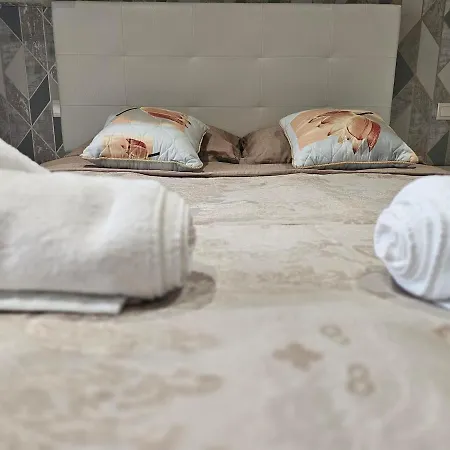 דירה Opera - Classy - Center Of Town - 2 Bedroom וארנה